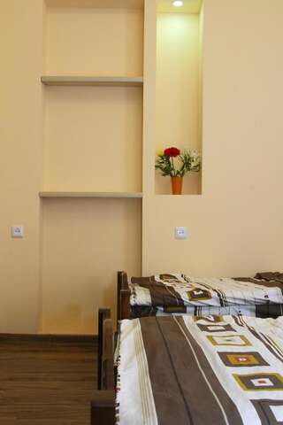 Хостелы Inter Boutique Hotel Ереван Cемейный номер с собственной ванной комнатой-3